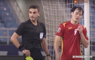 Vấp cỏ trong vòng cấm, tiền đạo Văn Toàn nhận ngay thẻ vàng