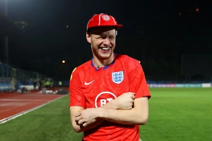 VIDEO: Aaron Ramsdale xúc động với món quà đặc biệt ngày ra mắt Tam Sư