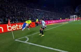 VIDEO Vinicius tái hiện “Skill gắp bóng” của Neymar trước Argentina