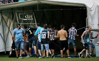 Đập nát VAR vì đội nhà thua cuộc