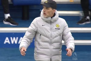 HLV Tuchel không tin vào mắt mình khi Kante ghi bàn