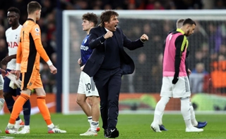 Video: Màn ăn mừng cực cháy của HLV Conte như muốn cứa lòng fan MU