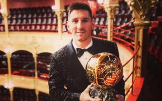 VIDEO: Khoảnh khắc Lionel Messi lần thứ 7 lên nhận Quả bóng vàng