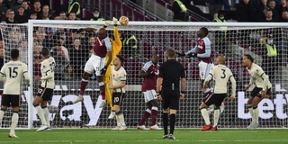 VIDEO: Alisson phản lưới nhà