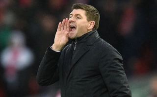 VIDEO: Gerrard đáp trả Owen cực gắt khi được hỏi cảm giác trở về Anfield