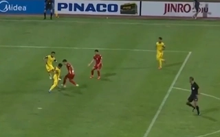 Tiến Linh xử lý bóng khá tối trong vòng cấm Malaysia