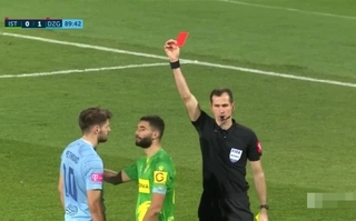 Video: Ngỡ ngàng vì nhận thẻ đỏ sau khi đá penalty thành công