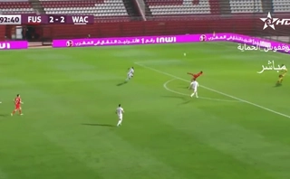 Video: Siêu phẩm móc bóng sau pha phòng ngự cười lăn lộn ở Morocco