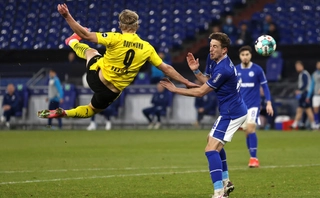 Haaland hoá Ibra với siêu phẩm ngả người móc bóng