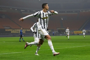 Ronaldo lập cú đúp, Juventus chiếm lợi thế lớn ở bán kết Coppa Italia 2020/21