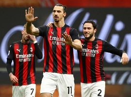 Ibra chạm đến cột mốc 500, AC Milan đòi lại ngôi đầu