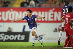 VIDEO: Văn Toản mắc sai lầm, Hùng Dũng mở tỉ số cho Hà Nội
