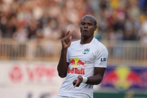 Ngoại binh HAGL ghi bàn đẹp mắt sau pha xâu kim thủ môn Bình Định FC