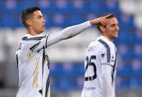 Ronaldo xả xì-trét, Juventus thắng dễ Cagliari