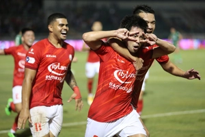 VIDEO: Cận cảnh tình huống sút 11m lịch sử của Lee Nguyễn ở derby Sài thành