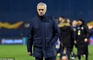 VIDEO: HLV Jose Mourinho xin lỗi sau thất bại, đến thẳng phòng thay đồ của đối thủ để làm một điều?