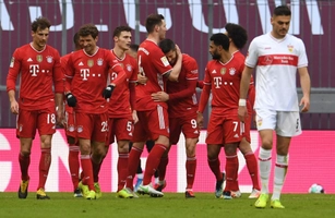 Chơi thiếu người từ phút ... 12, Bayern vẫn đè bẹp Stuttgart