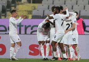 Rượt đuổi hấp dẫn với Fiorentina, AC Milan thắp lại hy vọng vô địch Serie A