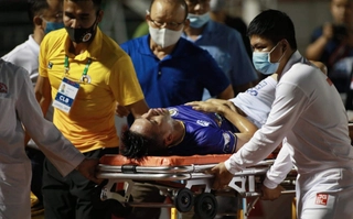 VIDEO: Hùng Dũng chấn thương, thầy Park tức tốc xuống tận nơi thăm hỏi học trò