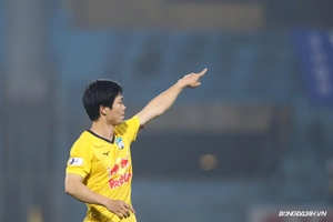 VIDEO: Xà ngang ngăn cản siêu phẩm đá phạt của Công Phượng