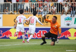 Công Phượng thể hiện kỹ năng ghi bàn chân trái thiện nghệ cho HAGL