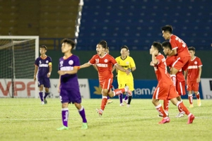 Cầu thủ U19 PVF tái hiện siêu phẩm để đời của David Beckham