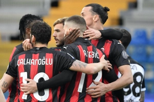 Ibra bị đuổi, AC Milan vẫn thắng nhờ hàng MU