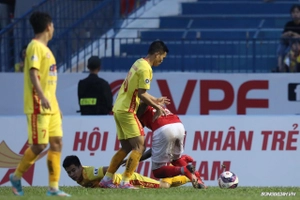 Hài hước với pha nổi đóa của ngoại binh TPHCM vì bị cầu thủ Thanh Hóa chơi xấu