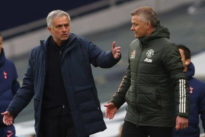 VIDEO: Mourinho khẩu chiến dữ dội với Solskjaer: Son may mắn vì không có bố như Ole