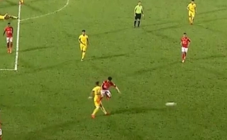 VIDEO: Đạp cầu thủ Nam Định, Lee Nguyễn lập tức nhận thẻ đỏ