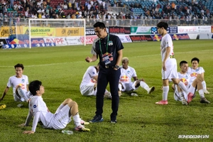 VIDEO: Kiatisuk xoa đầu Công Phượng sau trận thắng Hà Nội