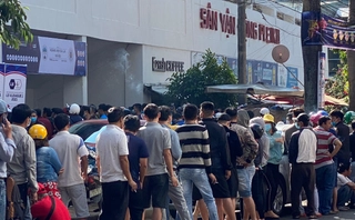 VIDEO: NHM xếp hàng cả cây số để mua vé trận HAGL vs Hà Nội