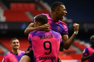 Thắng kịch tính, PSG uy hiếp lên ngôi đầu Ligue 1