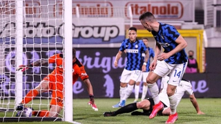 Lukaku bỏ lỡ không tưởng, Inter Milan phải chia điểm