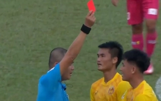 VIDEO: Nhà vô địch Sea Games 30 ăn thẻ đỏ sau pha vào bóng thô bạo