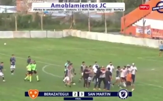 VIDEO: Hỗn chiến cuối trận, cầu thủ tung cước khiến HLV văng cả mét