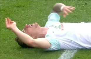 Thốn như Marco Friedl: Lãnh trọn 2 cú sút trái phá vào bộ ấm chén