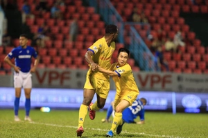 VIDEO: Nam Định phản công siêu đỉnh, ban bật chuyền bóng như Man Utd