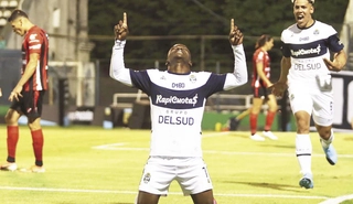 VIDEO: Bàn thắng lạ lùng nhất lịch sử bóng đá thế giới