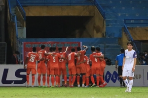 VIDEO: Cầu thủ từng ăn tập tại Barca sút tung lưới Hà Nội