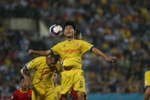 Xem lại tình huống bị thổi 11m khiến các cầu thủ Nam Định phản ứng quyết liệt ở cuối trận