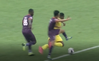 Tình huống Nam Định mất oan penalty trước Bình Dương