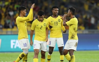 VIDEO: Tuyển thủ Malaysia ẩu đả để ... mừng sinh nhật HLV trưởng