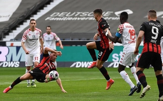 Video: Xuất hiện siêu phẩm theo trường phái lăn lê bò toài ở Bundesliga