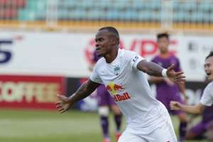 VIDEO: Ngoại binh HAGL mở tỉ số trước Bình Dương với pha dứt điểm dễ dàng