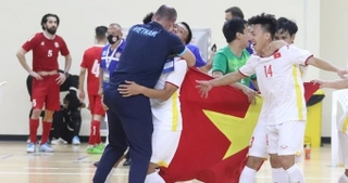 VIDEO: Tuyển Futsal Việt Nam hát vang Như có Bác trong ngày đại thắng