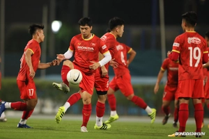 Hài hước với khoảnh khắc quẩy trên xe bus đầy ngẫu hứng của Công Phượng