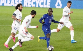 VIDEO: Thăng hoa trước Real, Kante bị fan Chelsea chặn xe không cho ra về