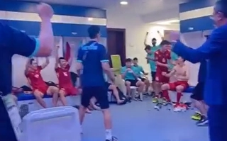 ĐT Việt Nam ăn mừng cuồng nhiệt trong phòng thay đồ sau chiến thắng Malaysia