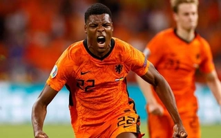 Video: Sân Johan Cruyff nổ tung với bàn thắng thổi bay Ukraine của Dumfries